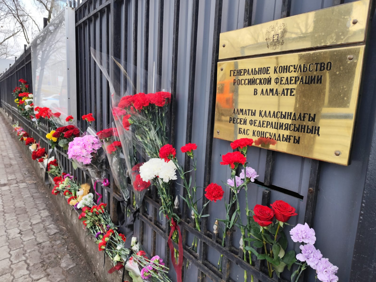 Алматинцы скорбят вместе с россиянами по жертвам теракта