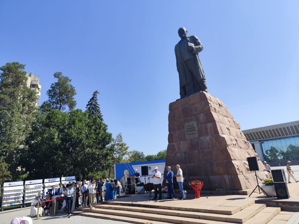 Славный сын Великой Степи. В Алматы празднуют День Абая