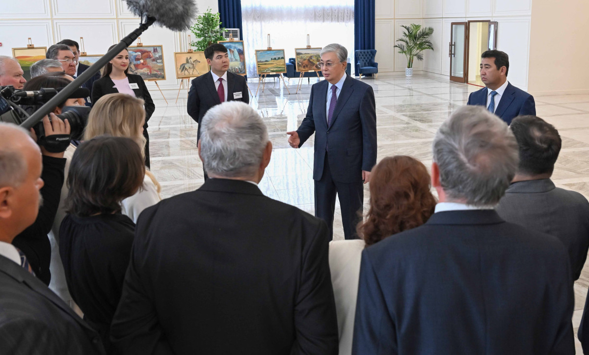 Глава государства встретился с представителями общественности в Казахском музыкально-драматическом театре имени Сабита Муканова