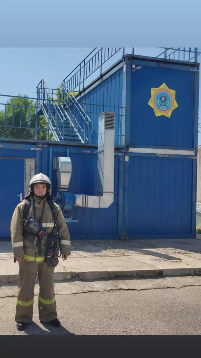 "Красавчик!": молодой пожарный из Тараза потушил горящую траву своей ветровкой и покорил соцсети