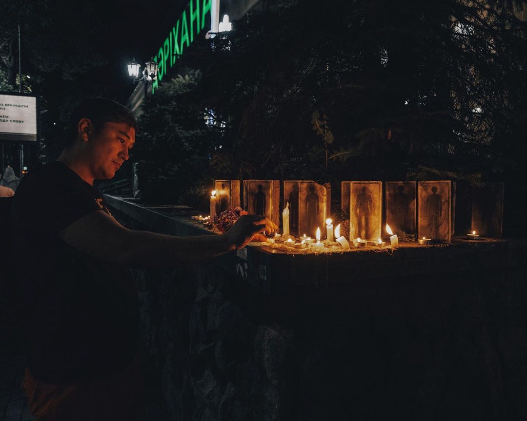 Инсталляцию в память о погибших в Абайской области лесничих создал "Казахстанский Бэнкси" на алматинском Арбате