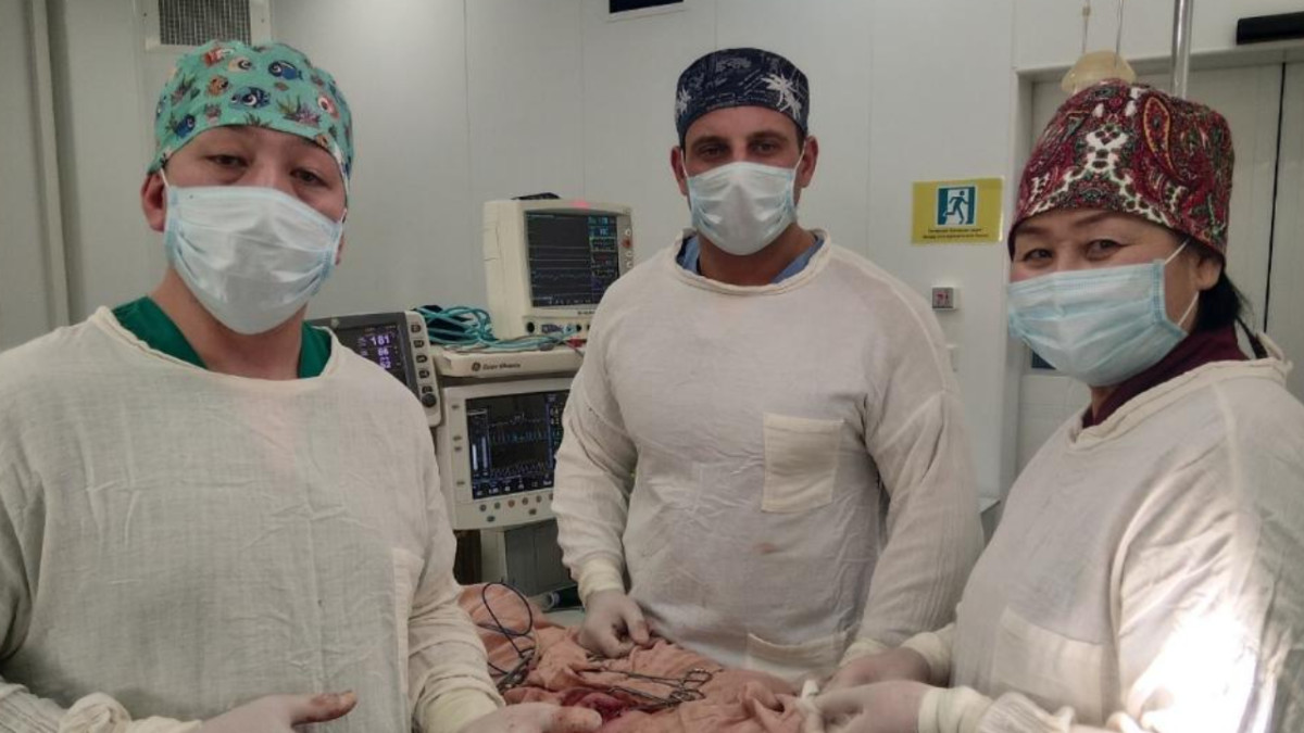 Малыша, упавшего в бетонный колодец, спасли хирурги в Жамбылской области