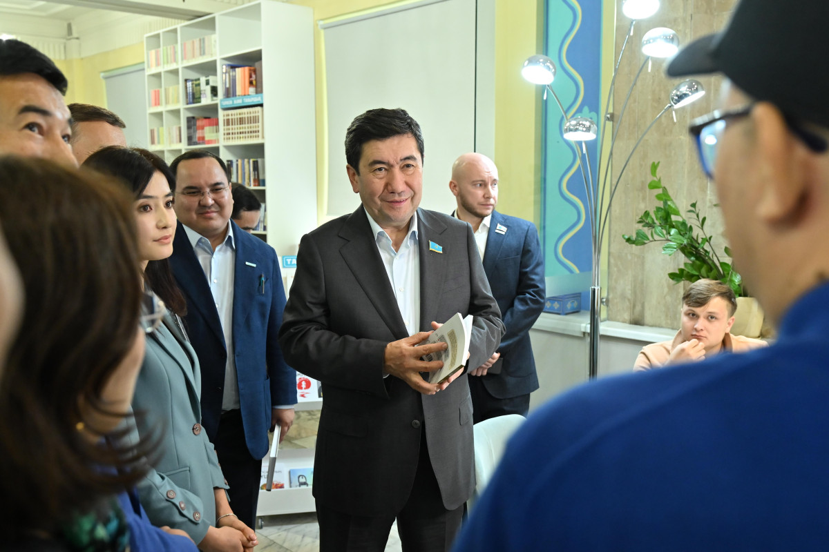 Партия «AMANAT» запустила проект по повышению интереса к казахской литературе