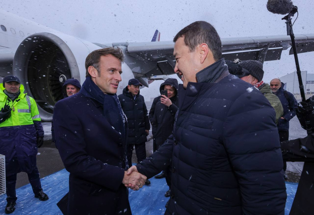 Президента Франции Эмманюэля Макрона в Астане встретили Алихан Смаилов и метель