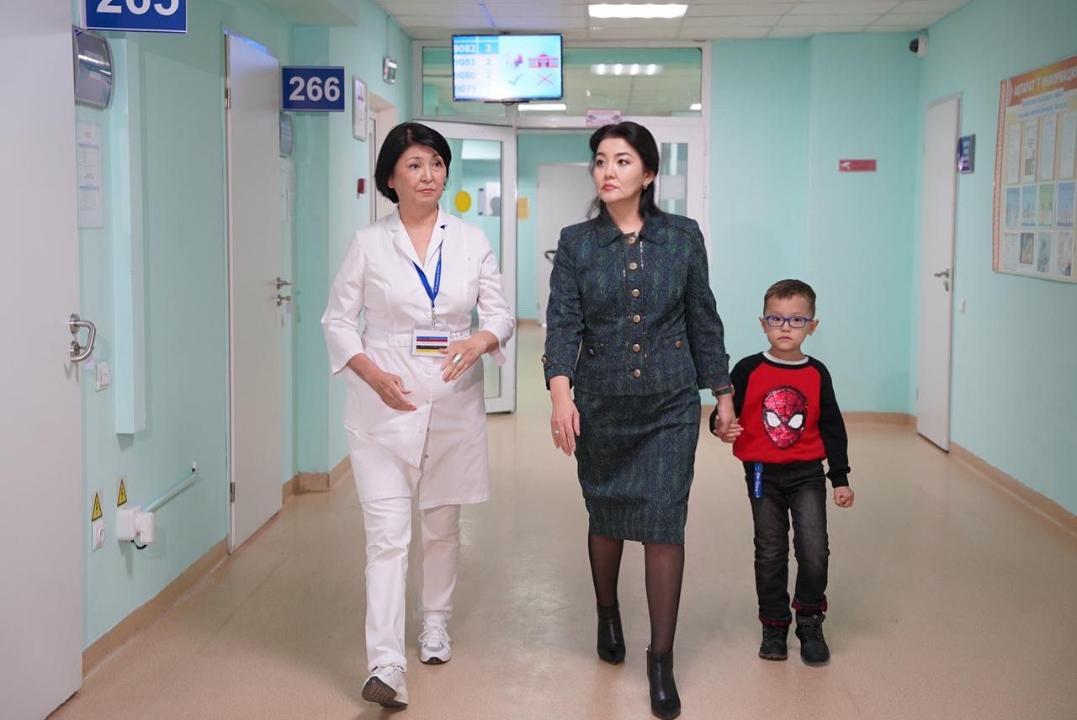 Министр здравоохранения публично вакцинировала внука от кори