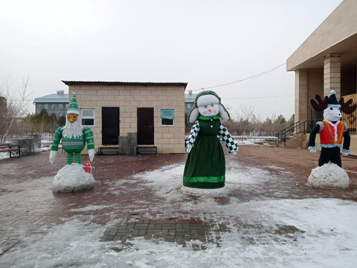 Карагандинские заключённые украсили город новогодними фигурами