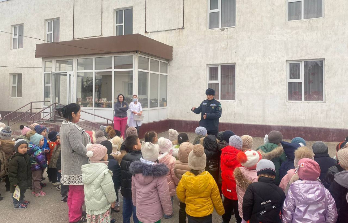 Жамбылские спасатели объяснили детсадовцам что делать при пожаре и землетрясении