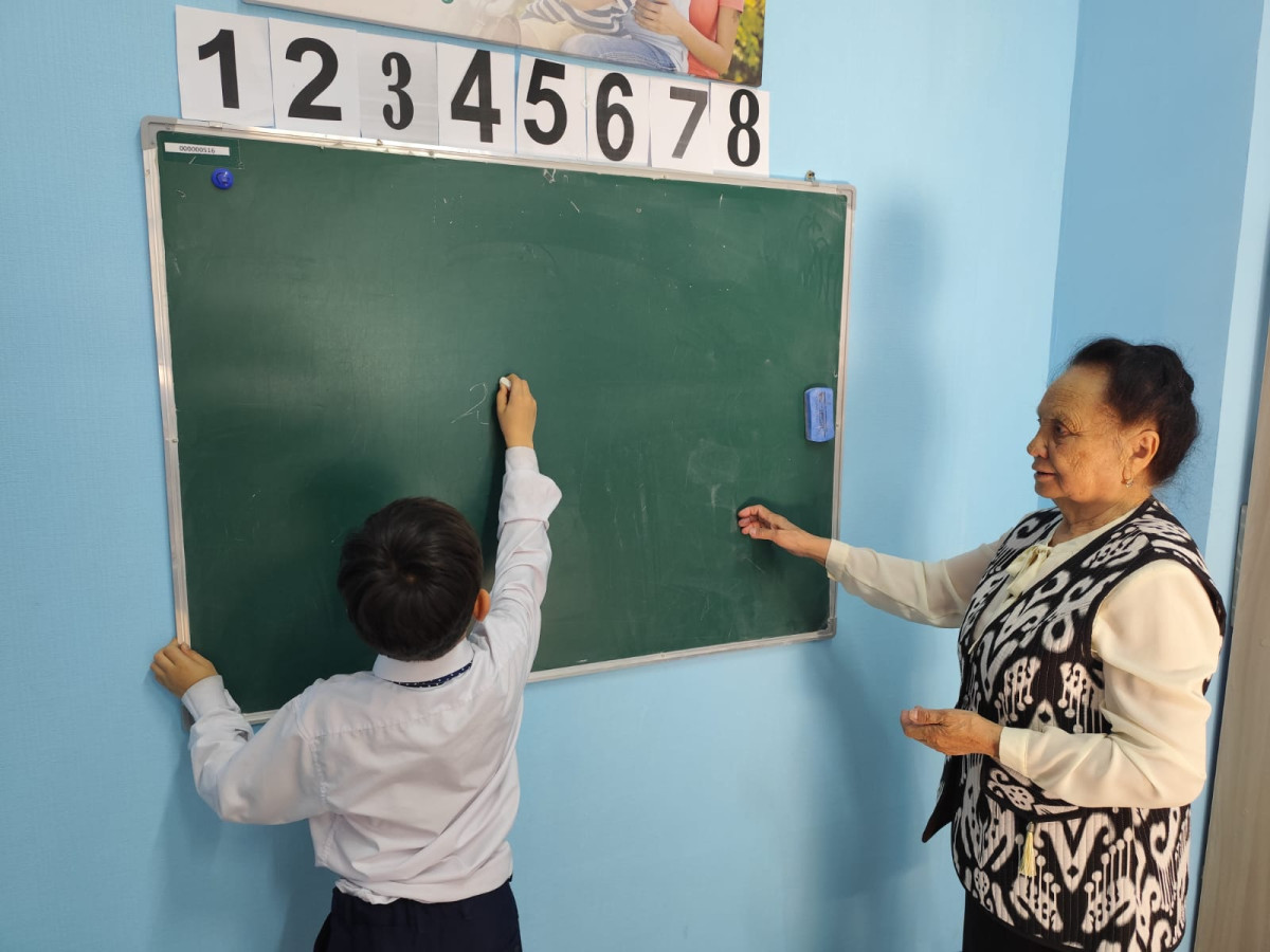 80 лет – прекрасный возраст для работы. Уникальный проект в Алматы сближает детей и пенсинеров