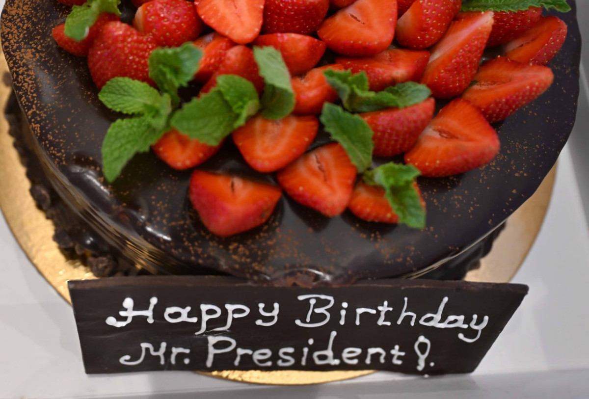 Премьер-министр Малайзии подарил шоколадный торт Касым-Жомарту Токаеву на день рождения