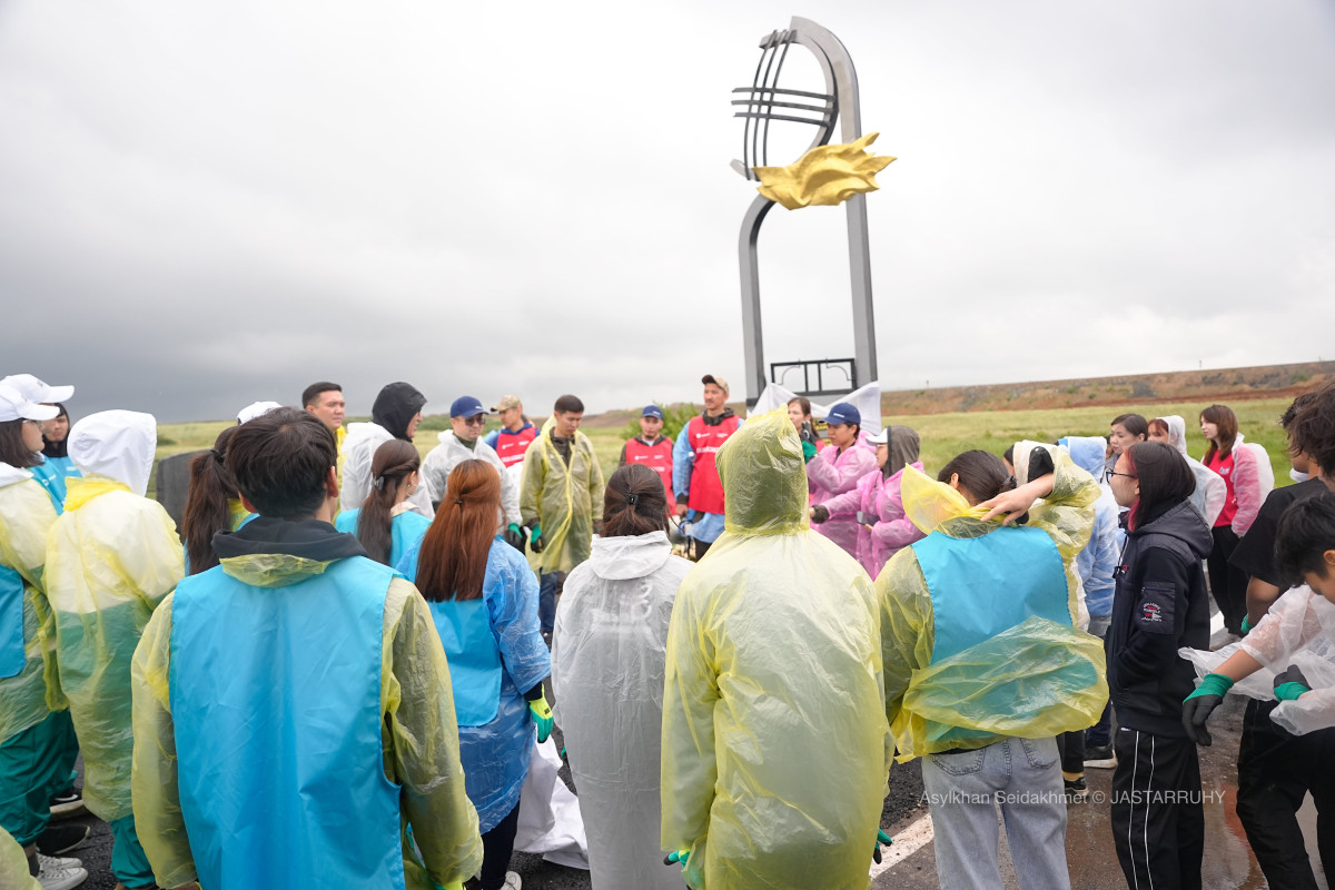 Волонтеры «Жастар Рухы» очистили мемориальный комплекс «Спасск» от мусора