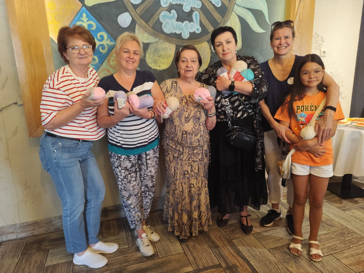 «Волшебная одежда!». Как в Алматы феи и врачи спасают недоношенных детей