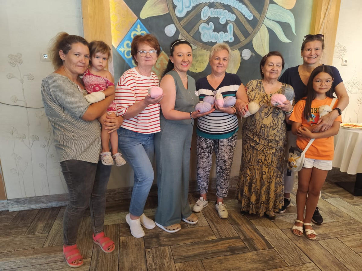 «Волшебная одежда!». Как в Алматы феи и врачи спасают недоношенных детей