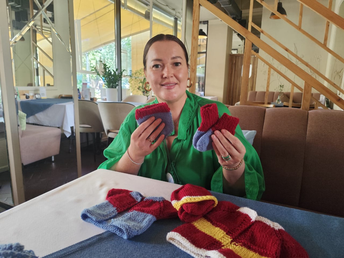 «Волшебная одежда!». Как в Алматы феи и врачи спасают недоношенных детей