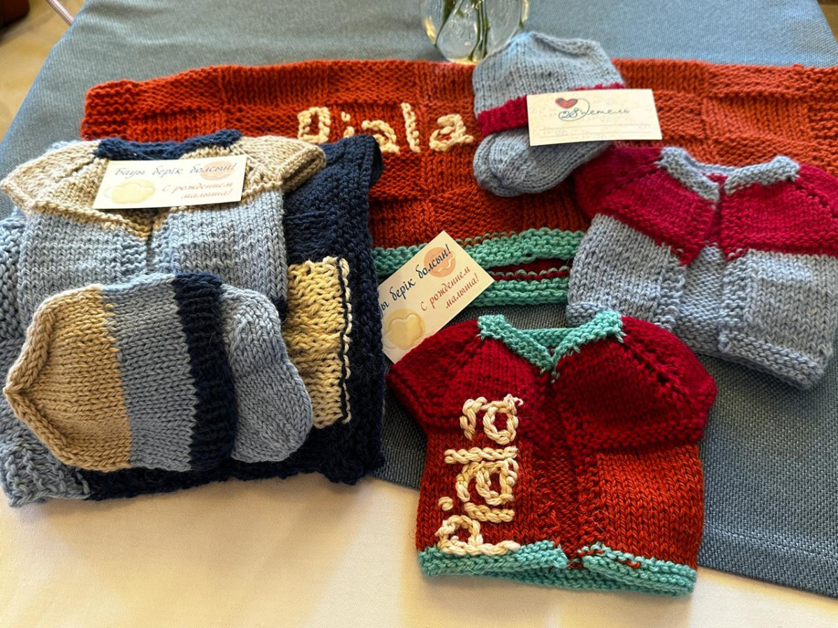 «Волшебная одежда!». Как в Алматы феи и врачи спасают недоношенных детей