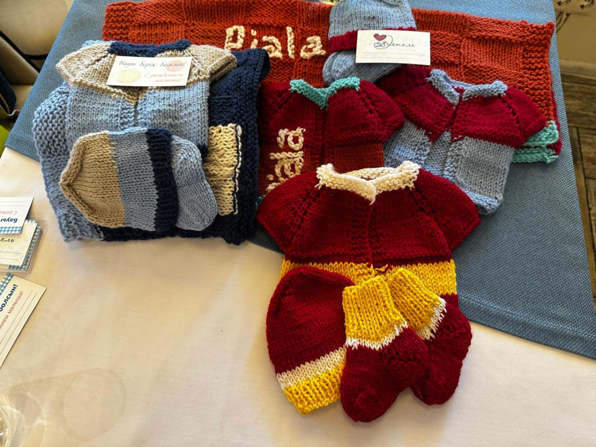 «Волшебная одежда!». Как в Алматы феи и врачи спасают недоношенных детей