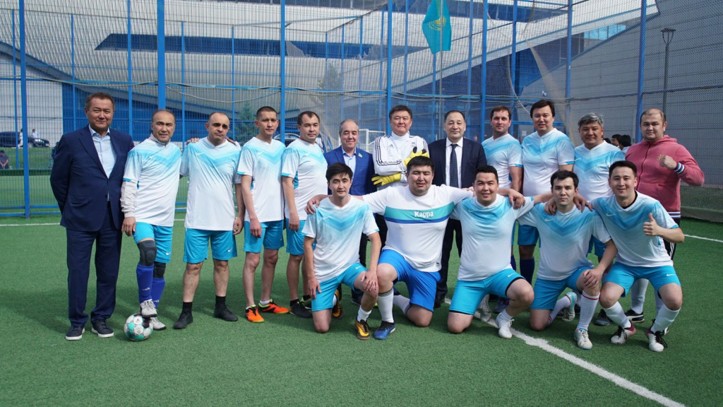 Депутаты и госслужащие сыграли в мини-футбол в Нур-Султане
