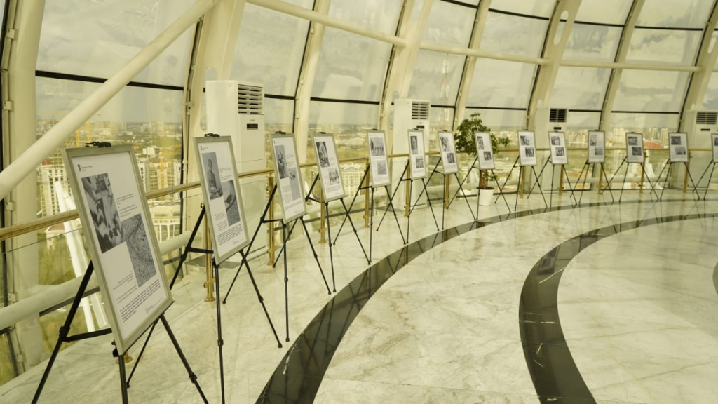 Фотовыставка в честь 153-летия Махатмы Ганди открылась в Астане