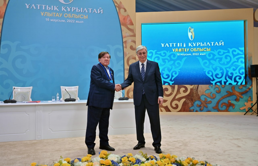 Президент Мұхтар Шахановқа «Қазақстанның Еңбек Ері» атағын берді