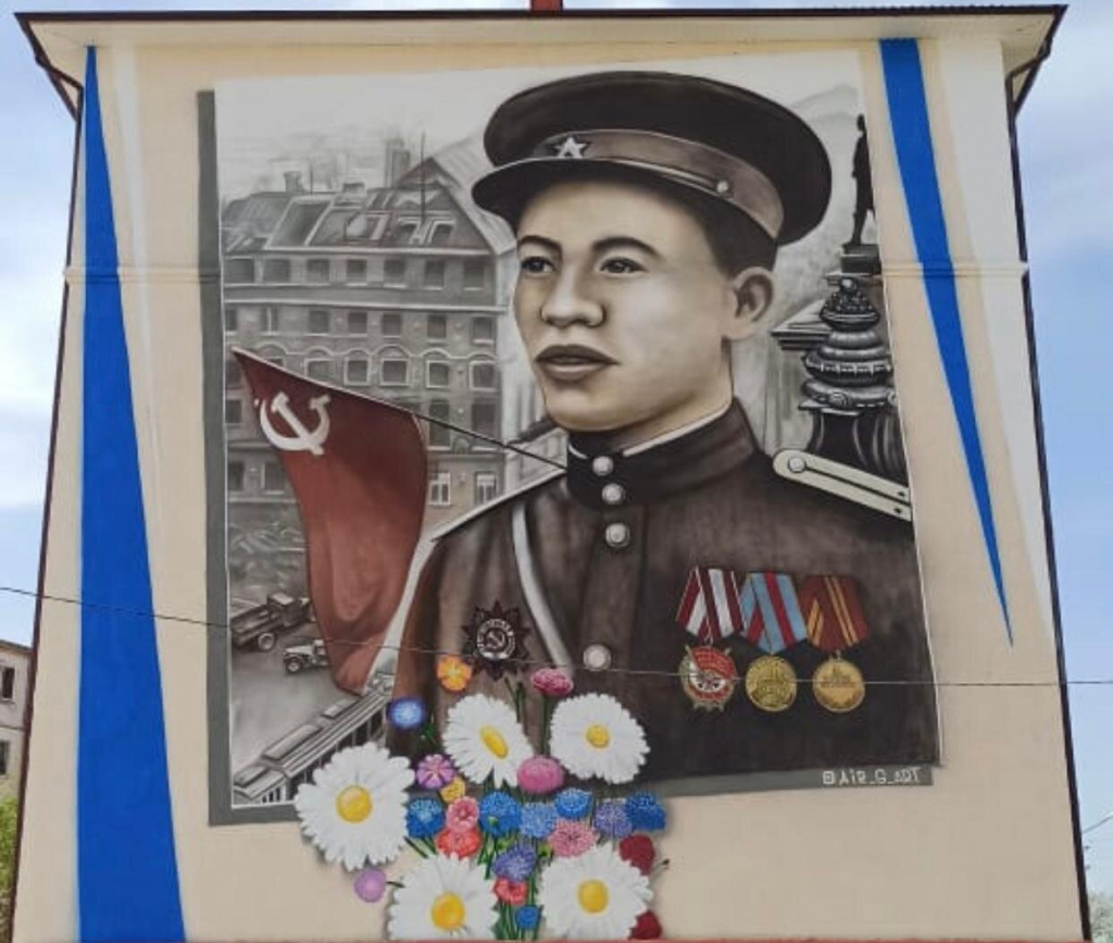 В Жезказгане стены домов украсили муралами ко Дню Победы   