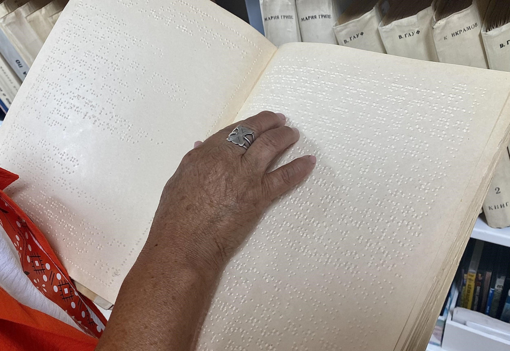 О чтении пальцами и «говорящих» смартфонах рассказали в библиотеке для незрячих в Нур-Султане
