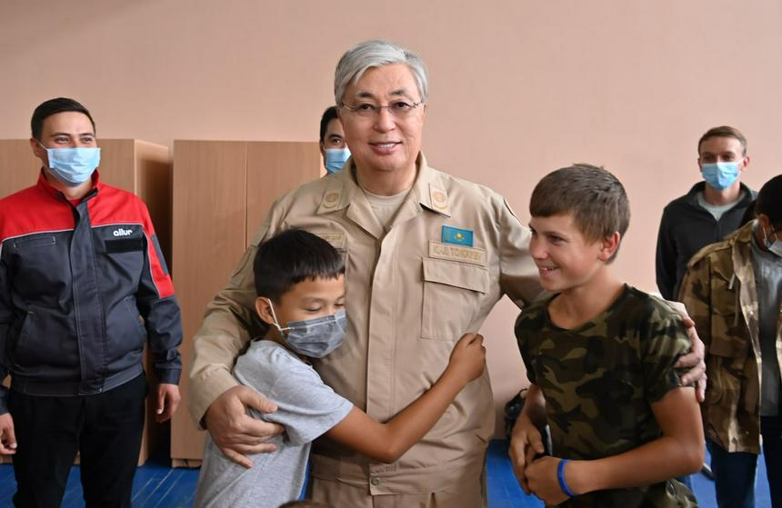 Kassym-Jomart Tokayev meest with victims of forest fires