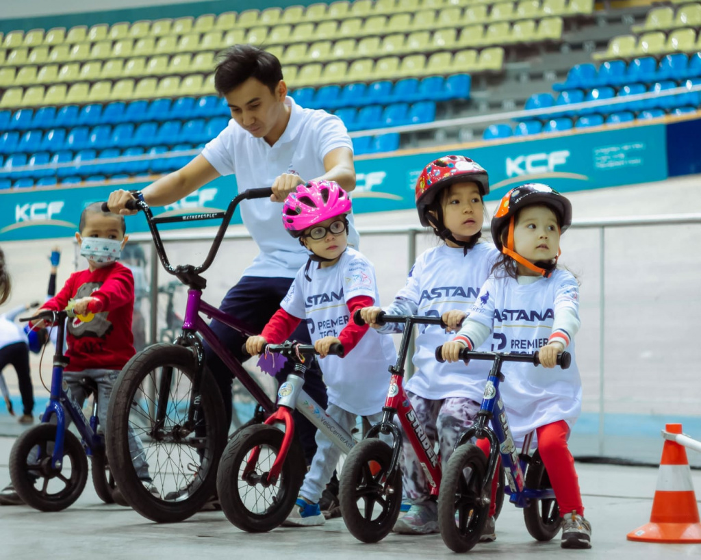 Казахстанские мамы отдают своих малышей в велоклубы