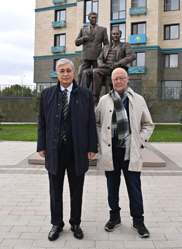 Памятник Мухтару Ауэзову и Кайыму Мухамедханову открыл Президент 