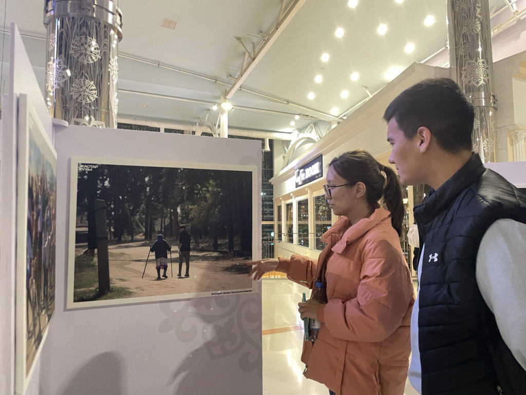 Фото-выставка в честь инициативных волонтеров представлена в Астане 