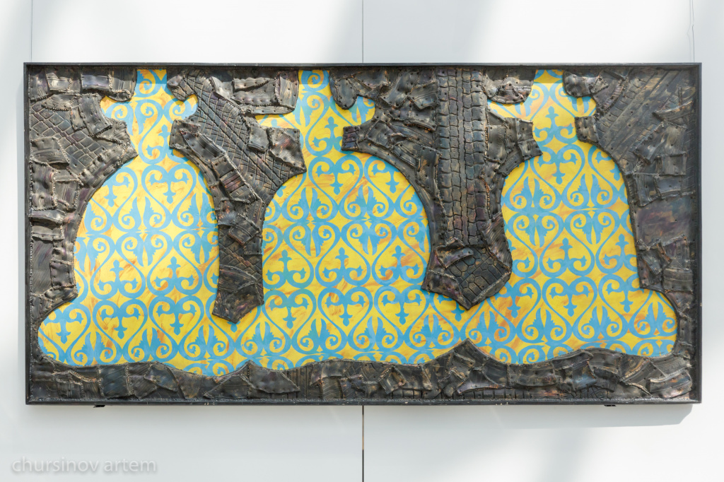 Картины из целлофана, гречки и автошин: необычная выставка открылась в Нур-Султане