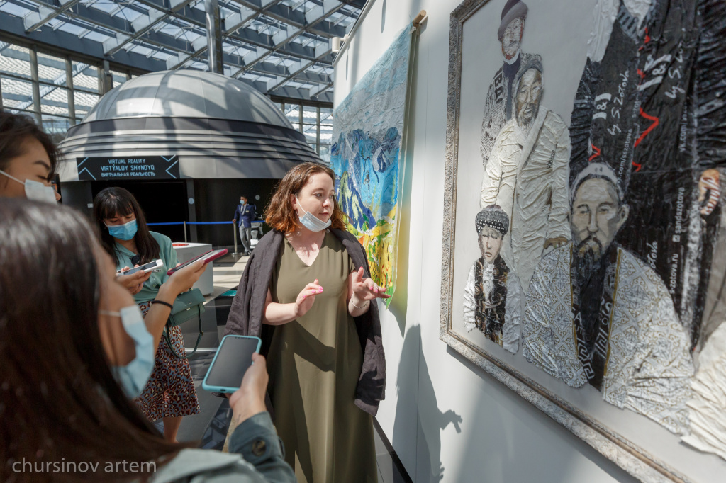 Картины из целлофана, гречки и автошин: необычная выставка открылась в Нур-Султане
