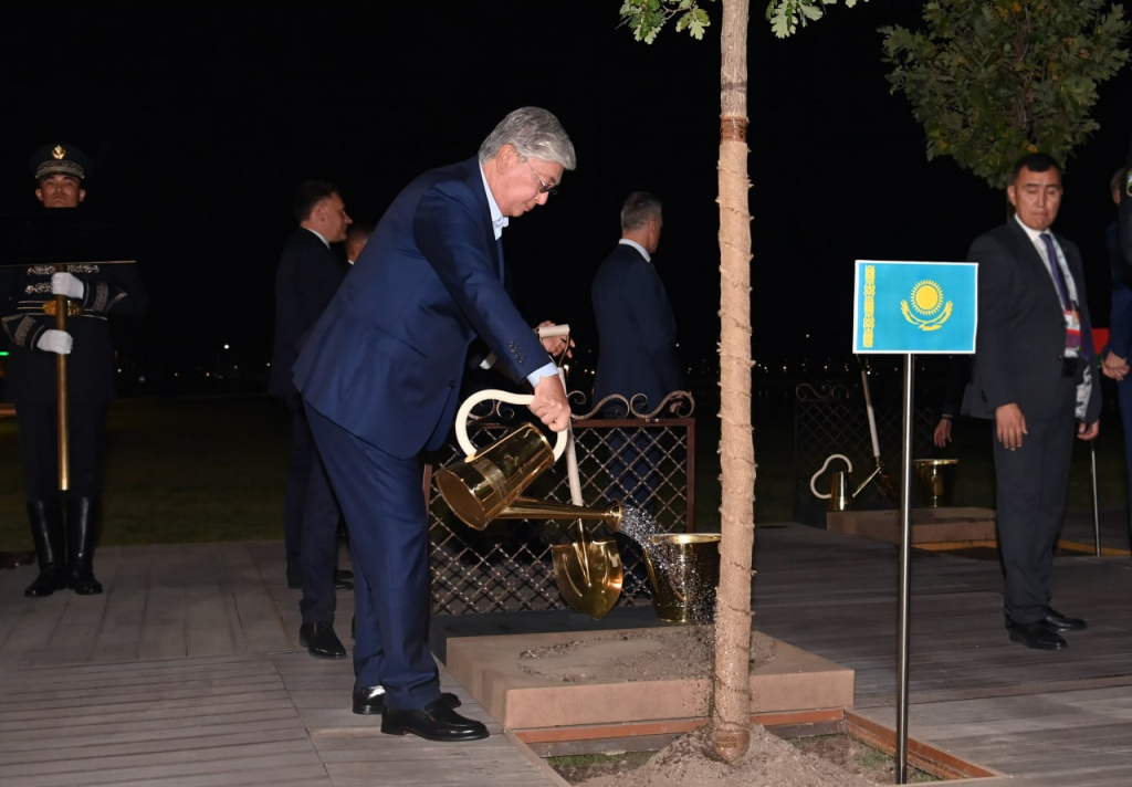 Тоқаевты өзбек президенті қарсы алды