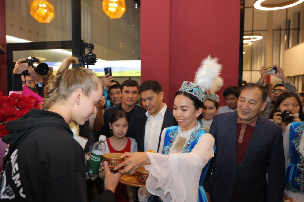 Fans meet Elena Rybakina at airport of Nur-Sultan