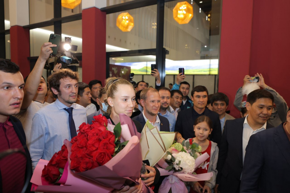 Fans meet Elena Rybakina at airport of Nur-Sultan