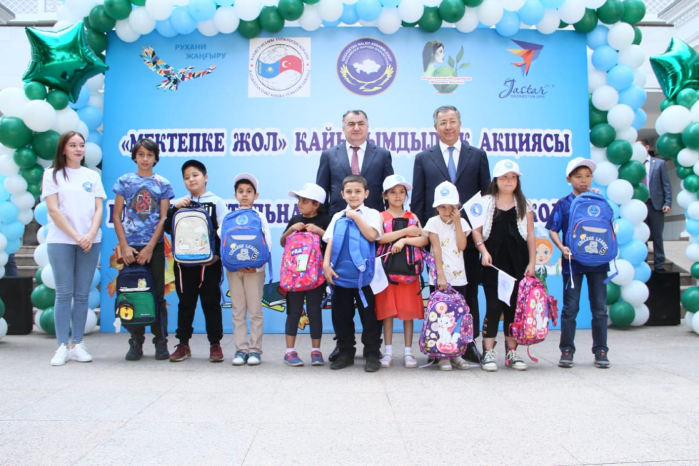   ﻿Более 100 школьников из малообеспеченных семей Алматы в преддверии нового учебного года получили помощь от АНК