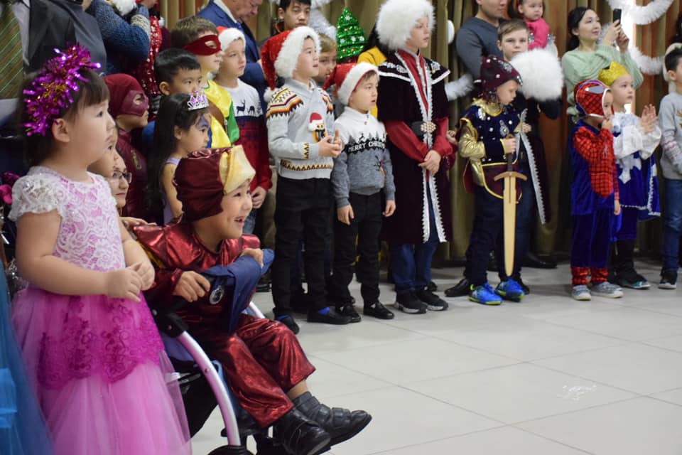 Около 100 детей приняли участие в благотворительной елке АНК