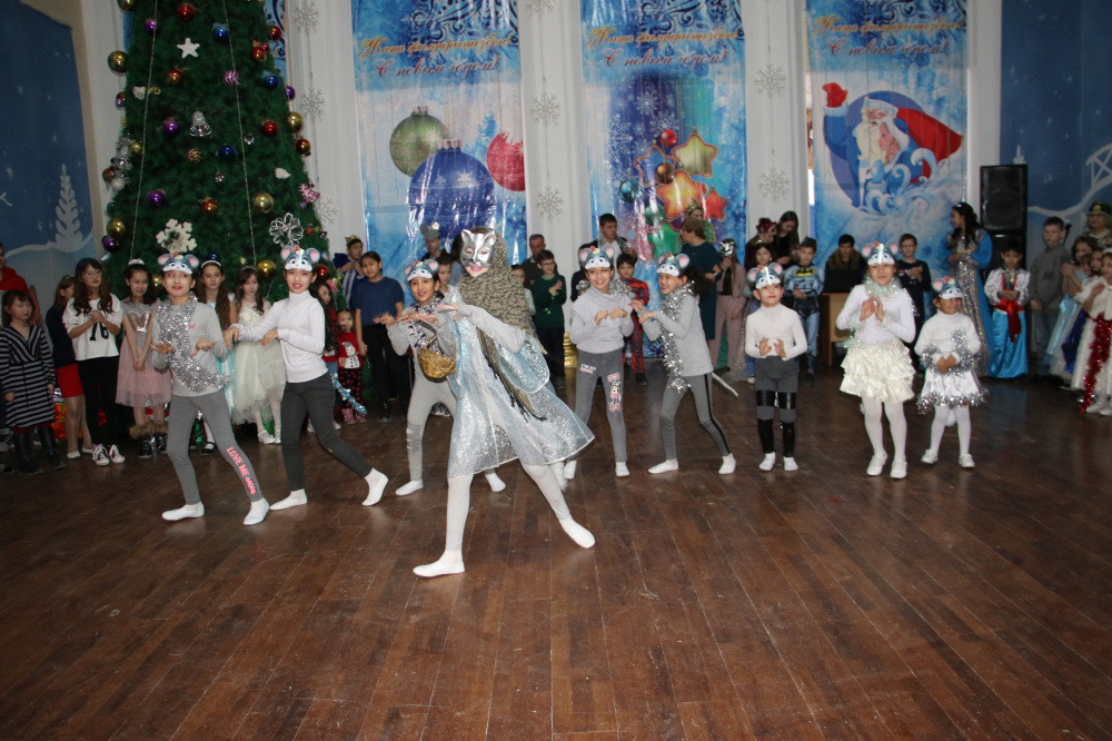 В Кызылорде 800 детей получили подарки от Деда мороза