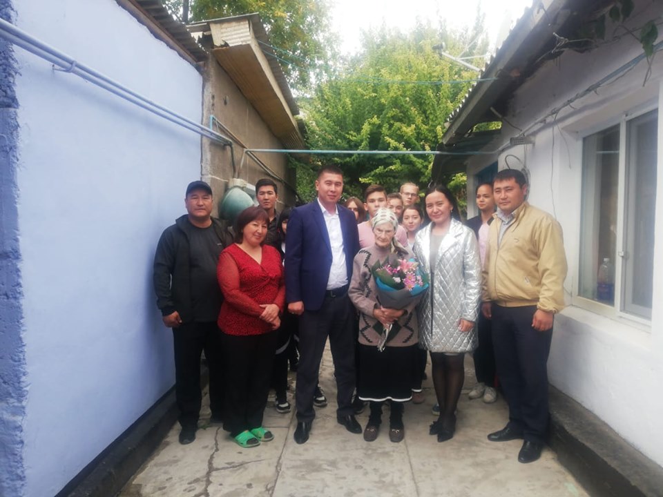   Члены АНК Туркестанской области в День пожилых людей чествовали ветеранов