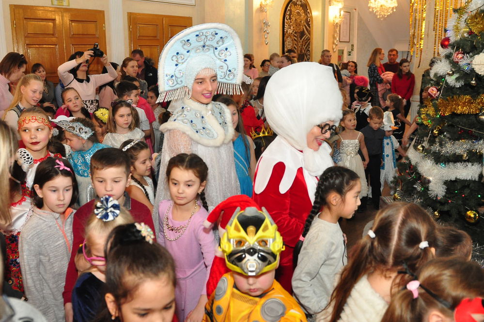 В Атырау под Рождество более 300 детей получили подарки от Деда мороза