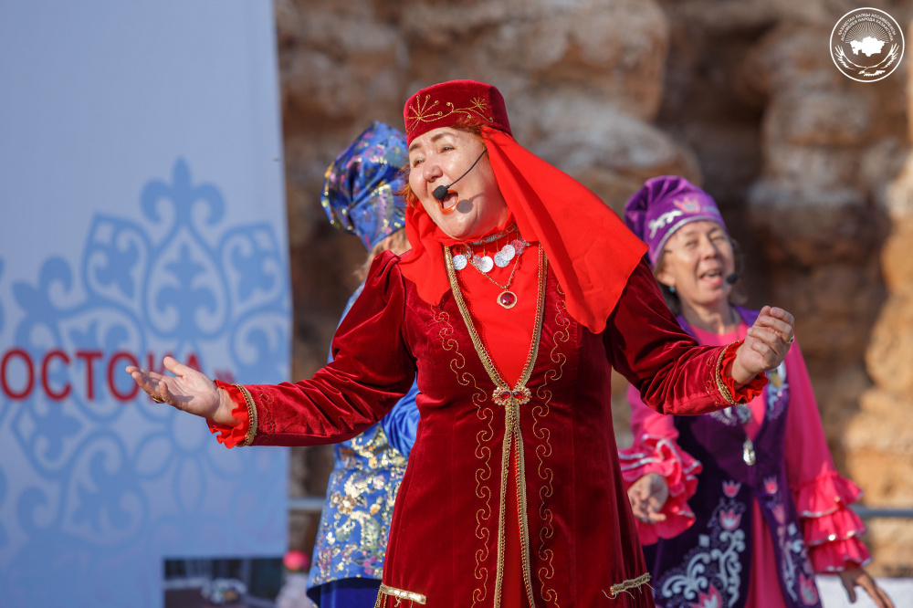  ‘Edges of East’ Festival: Bright Colours of East On One Stage