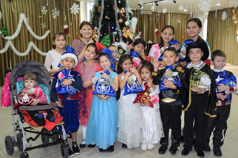 Charity New Year’s Matinee Held for Children at Friendship House