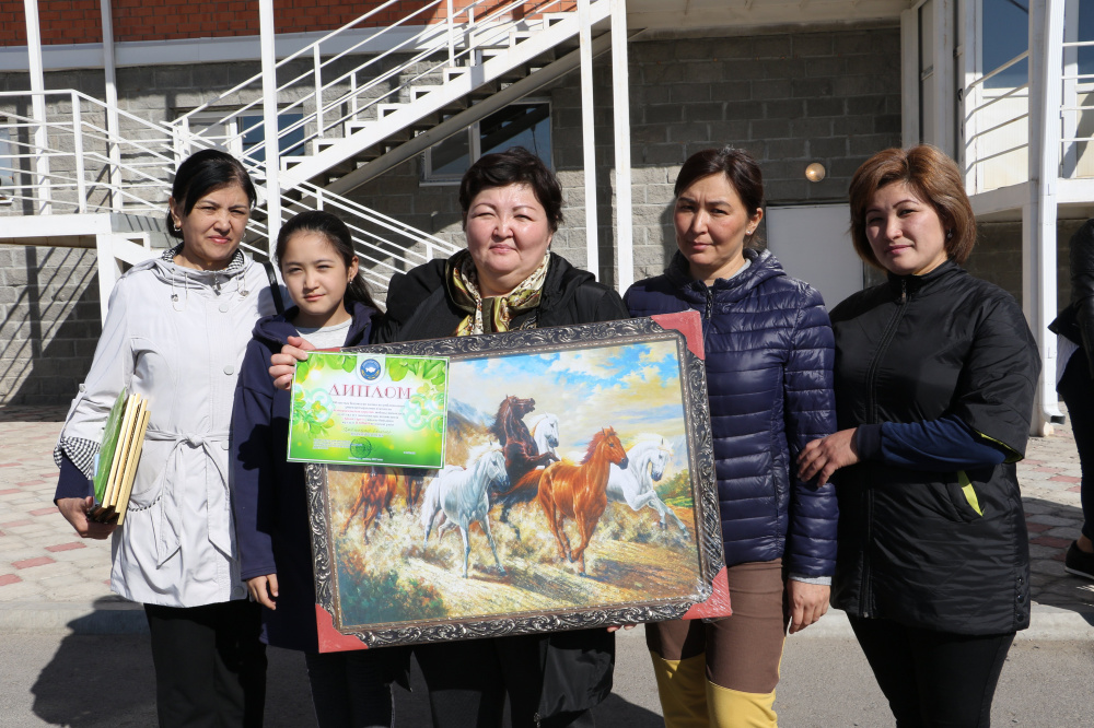 АНК Кызылординской области озеленила молодыми саженцами территорию детской больницы