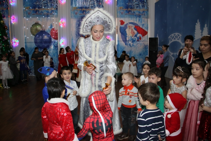 Қызылордада ҚХА балаларға Жаңа жылдық мереке сыйлады