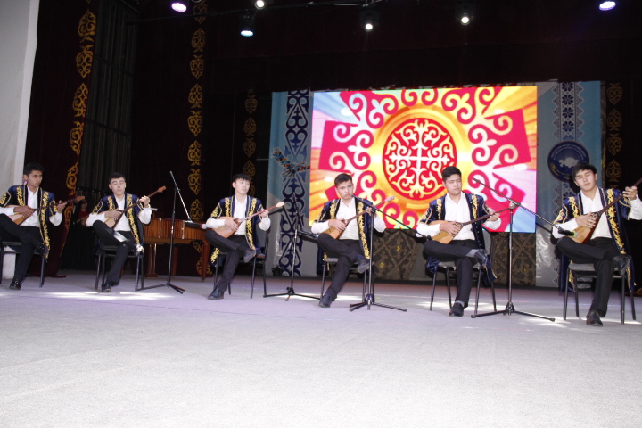 В Усть-Каменогорске участники фестиваля окунулись в истоки казахского устного народного творчества