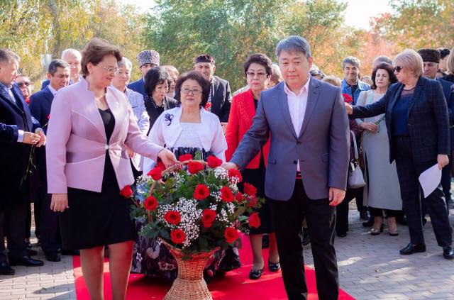 Благодарность казахскому народу от корейцев: В Караганде установлен памятник