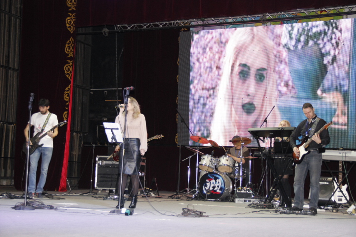 На рок-фестивале в Усть-Каменогорске на одной сцене выступили барды, рокеры и казаки