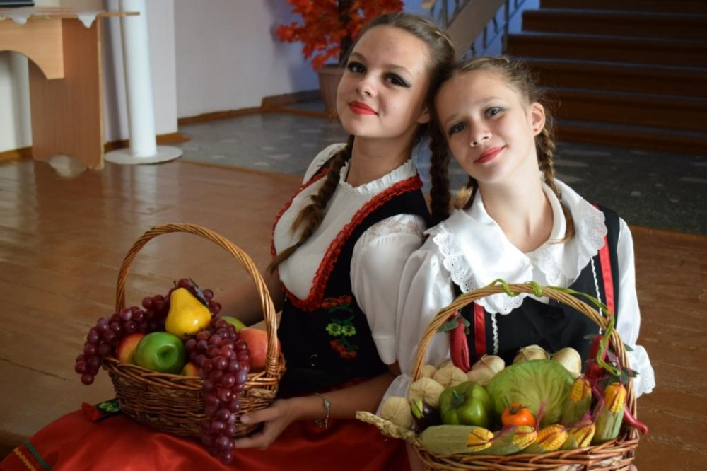   ﻿В Рудном участники немецкого праздники всячески пытались задобрить духа урожая