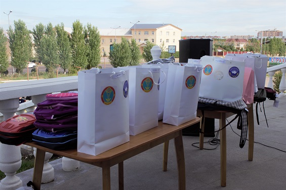 Астаналық ҚХА жаңа оқу жылы қарсаңында аз қамтылған отбасылардың балаларына қолдау көрсетті