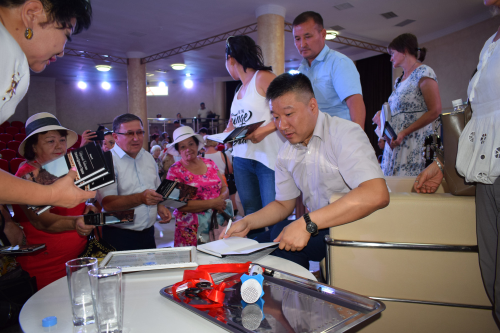 Танымал журналист Михаил Теның Жамбыл облысының 80 жылдығына арналған кітабының тұсаукесері өтті