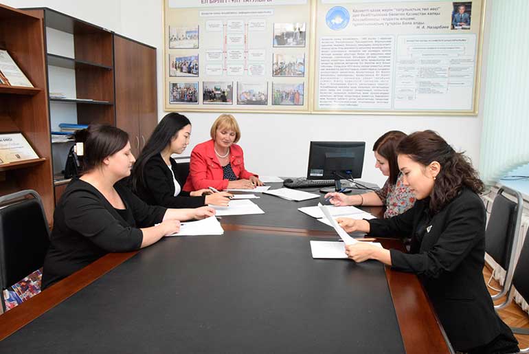 Студенты Талдыкоргана писали эссе по русскому языку и приняли участие в литературной гостиной
