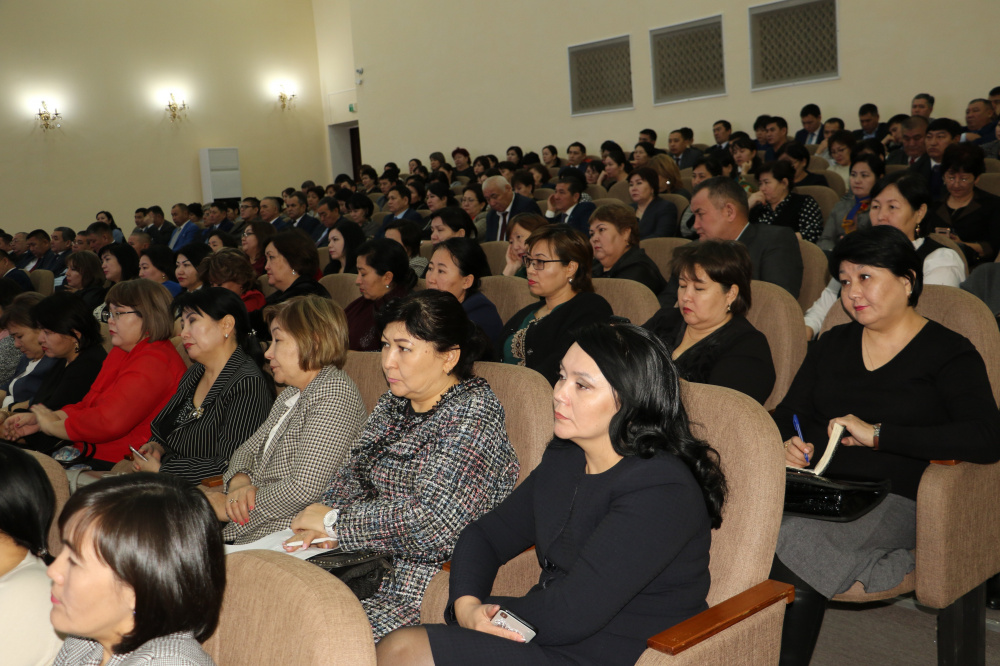 Парламентарий кызылординцам разъяснила основные положения Закона «О статусе педагога»